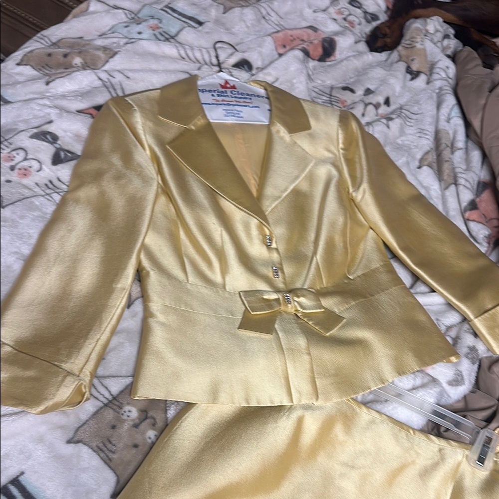 Tahari Gold Blazer with Tailored Fit and Glossy Finish